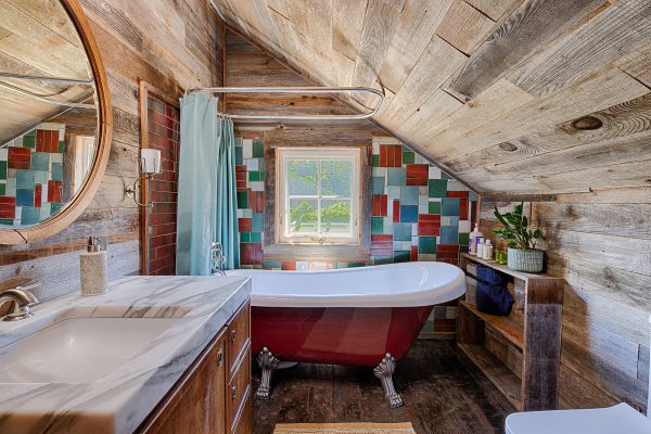 A bathroom at Duncan House