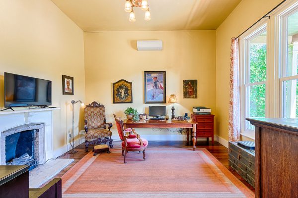 The parlor at Duncan House